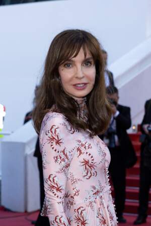 Anne Parillaud parée d'une longue robe rose satinée, lors du 74e Festival International du Film de Cannes, ce dimanche 11 juillet
