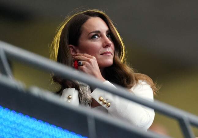 Kate Middleton a misé sur des boucles d'oreilles perlées rouges à 80€ pour la finale de l'Euro 2021 à Wembley