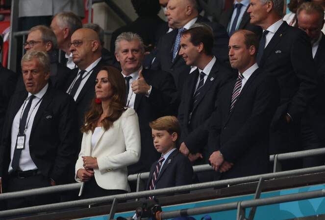 Kate Middleton porte des boucles d'oreilles rouges auprès du prince William et de son fils le prince George à la finale de l'Euro 2021
