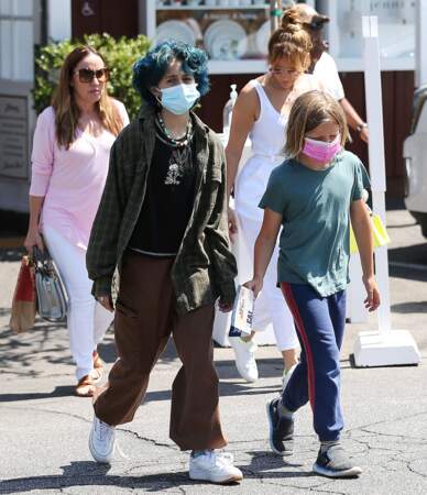 Jennifer Lopez et Ben Affleck déjeunent avec leurs enfant, Samuel et Emme, au Country Mart de Brentwood à Los Angeles, le vendredi 9 juillet 2021