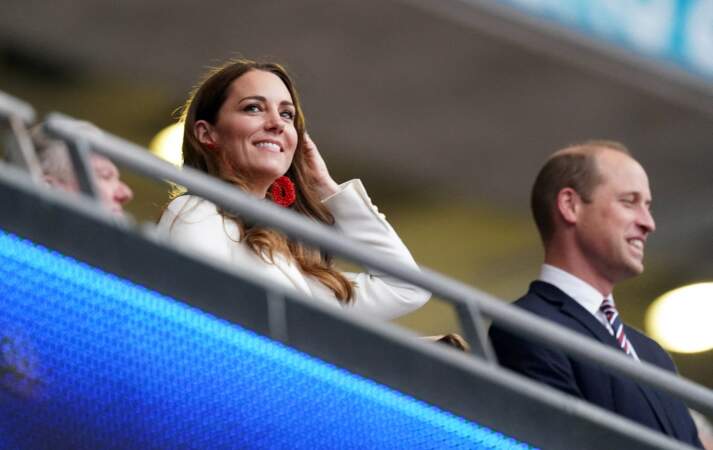 La duchesse de Cambridge ravissante porte des boucles d'oreilles perlées imposantes à la finale de l'Euro 2021 à Wembley