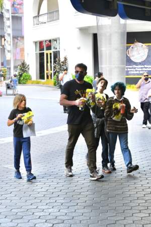 Ben Affleck arrive au CityWalk Mall de Los Angeles en compagnie de ses enfants et d'Emme Muniz, la fille de sa chérie JLo, pour une séance de shopping le dimanche 11 juillet 2021