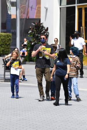 Ben Affleck affiche une belle complicité avec ses enfants et Emme Muniz, fille de Jennifer Lopez, le temps d'une virée shopping à Los Angeles, le dimanche 11 juillet 2021