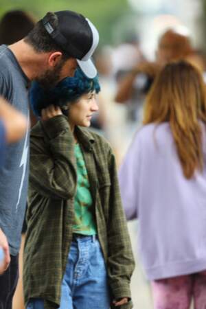 Les cheveux bleus bouclés et la chemise à carreaux extra-large, Emme Muniz maîtrise avec brio le style grunge, lors d'une séance shopping dans les Hamptons à New York, le mardi 6 juillet 2021