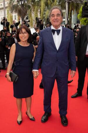 Oliver Stone et sa femme Sun-Jung Jung lors de la montée des marches du film « The French Dispatch» au festival de Cannes.