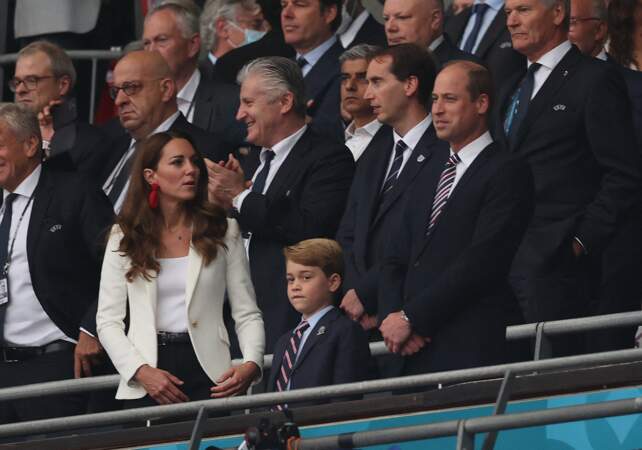 La duchesse de Cambridge en blazer beige Zara aux côtés du prince George et du prince William à la finale de l'Euro 2021 à Wembley