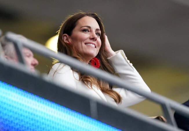 La duchesse de Cambridge a associé ses boucles d'oreilles perlées rouges Blaiz à son sac Mulberry rouge pour la finale de l'Euro 2021 à Wembley