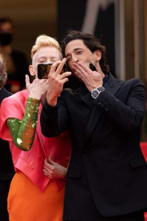 Tilda Swinton et Adrien Brody ont immortalisé avec humour leur montée des marches munis d'un smartphone.