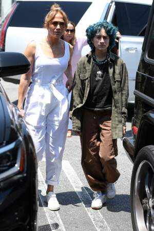 Emme, la fille de Jennifer Lopez, avait déjà capté le regard au Country Mart de Brentwood à Los Angeles, le vendredi 9 juillet 2021, en chemise extra-large et pantalon baggy
