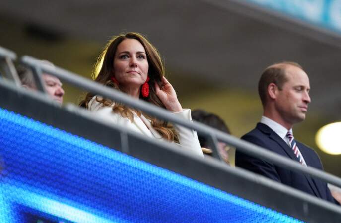 Kate Middleton porte des boucles d'oreilles de la marque londonienne The Blaiz à la finale de l'Euro 2021 à Wembley