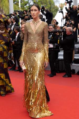Anna Cleveland, chicissime en robe dorée Alberta Ferretti pour la montée des marches du film « The French Dispatch».