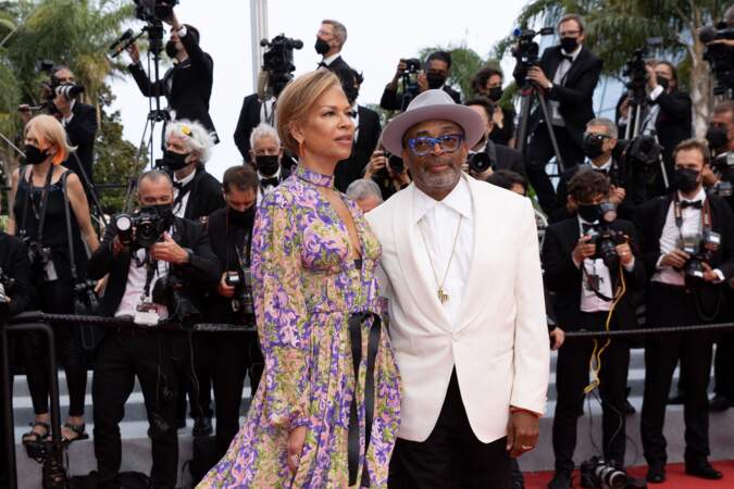 Spike Lee, président du jury, et sa femme Tonya Lewis Lee en Vuitton lors de la montée des marches du film « The French Dispatch».