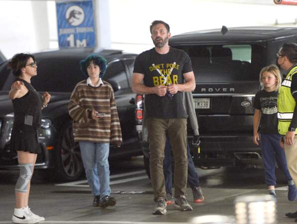 Ben Affleck passe la journée du dimanche 11 juillet à l'Universal Studios CityWalk Mall en compagnie de ses enfants Seraphina et Samuel ainsi que de Emme Muniz, la fille de Jennifer Lopez