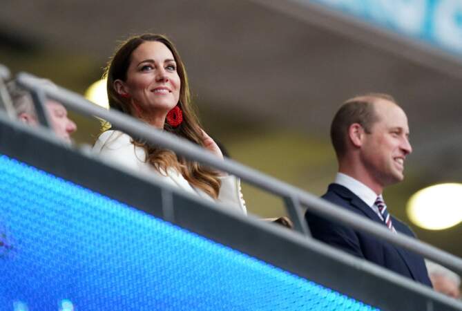 La duchesse de Cambridge porte des boucles cousues à la main en forme de larmes et en laiton plaqué or à la finale de l'Euro 2021 à Wembley