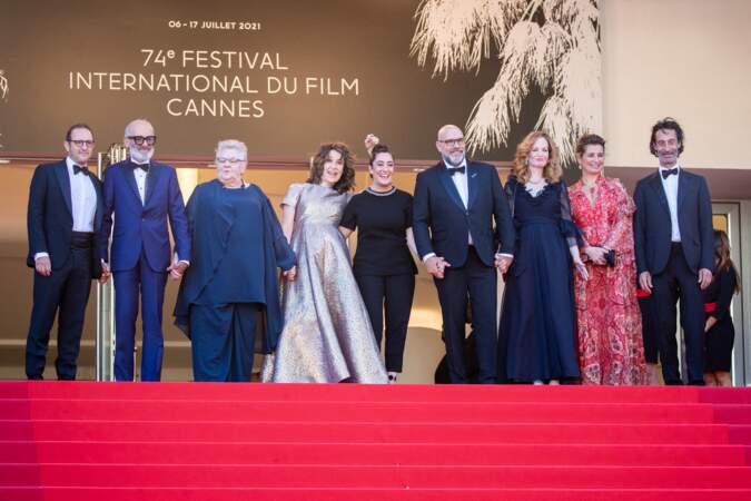 Valérie Lemercier accompagnée par toute l'équipe du film Aline en haut des marches de Cannes.