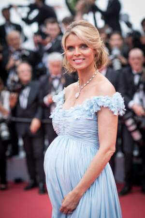 Sylvie Tellier enceinte au festival de Cannes : elle opte pour une robe longue bustier le 10 mai 2018.