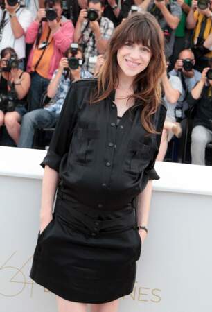 Charlotte Gainsbourg enceinte de son troisième enfant en petite robe noire à Cannes en 2011.