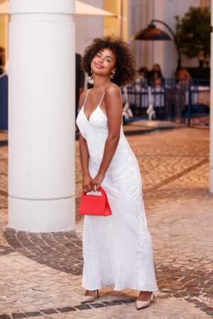Paola Locatelli élégante en robe nuisette blanche et sac à main fluo au 74ème Festival de Cannes