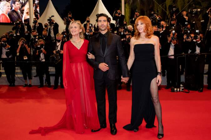 Mylène Farmer envoûtante dans une longue robe noire fendue, aux côtés de Mélanie Laurent et Tahar Rahim, pour la montée des marches du film "Flag Day" lors du 74ème Festival de Cannes, le 10 juillet 2021
