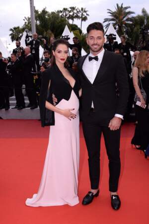 Nabilla Benattia enceinte au festival de Cannes avec son mari Thomas Vergara : elle rayonne en robe longue et fluide le 19 mai 2019.