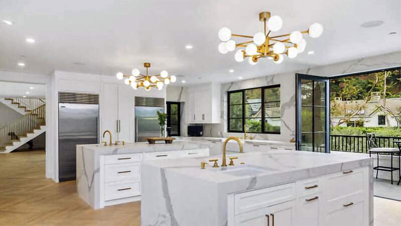 Les prochains locataires de cette villa pourront bénéficier d'une cuisine décorée en marbre blanc et toute équipée