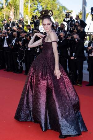 Le top Coco Rocha a fait sensation dans une robe du soir bustier drapée asymétrique en gaze dégradée de bordeaux à noir effet de laqué à mat Dior Haute Couture.