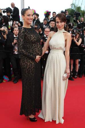 Carmen Chaplin enceinte en robe en dentelle avec sa sœur Dolores Chaplin à Cannes en 2012.