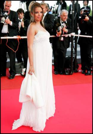 Séverine Ferrer enceinte à cannes en robe bohème blanche en 2007