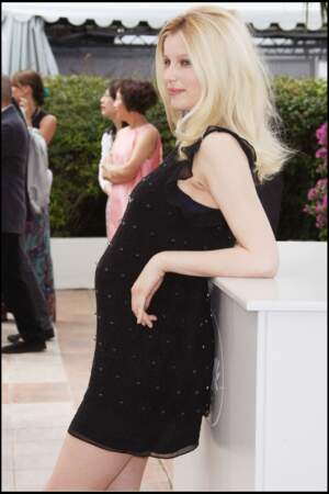 Laetitia Casta enceinte en petite robe noire chic en 2009 au festival de Cannes