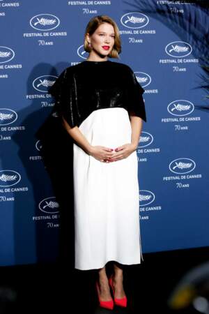 Léa Seydoux enceinte au festival de Cannes : en robe longue bicolore, le 20 Septembre 2016.