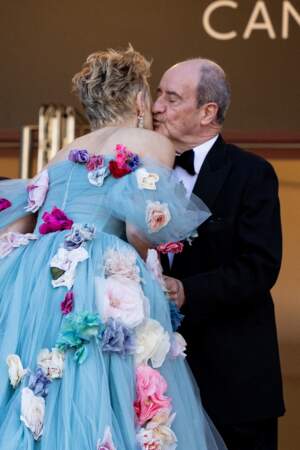 Pierre Lescure semblait particulièrement ému d'embrasser Sharon Stone en haut des marches du Palais des Festivals ce 14 juillet 2021