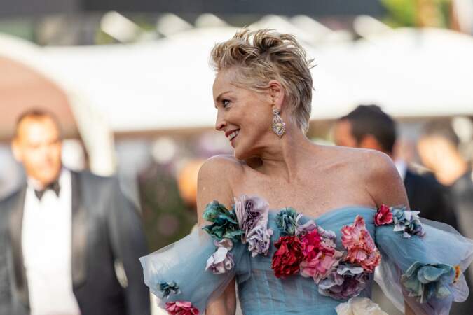 Très en beauté à Cannes ce 14 juillet 2021, Sharon Stone doit participer au dîner de l'Amfar, comme tous les ans