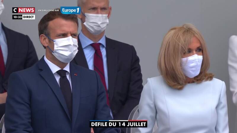 Emmanuel et Brigitte Macron dans la tribune présidentielle pour le défilé du 14 juillet 2021.