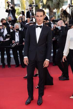 Le mannequin Jon Kortajarena sur le tapis rouge du Festival de Cannes le 14 juillet 2021