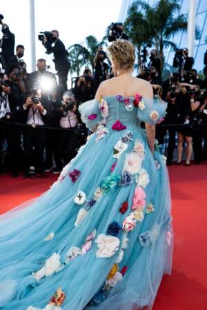 Grande habituée du Festival de Cannes, Sharon Stone a ravi les photographes des deux côtés du tapis rouge ce 14 juillet 2021
