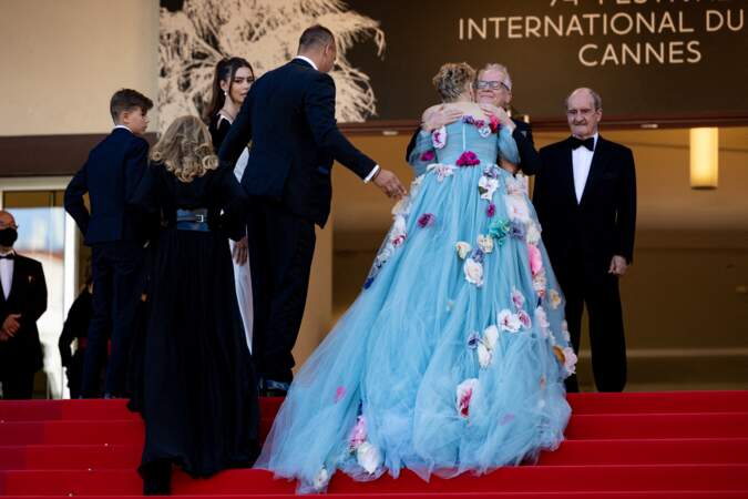 C'est ainsi en star et en amie que Sharon Stone a été accueillie par Thierry Frémaux et Pierre Lescure au Festival de Cannes ce 14 juillet 2021
