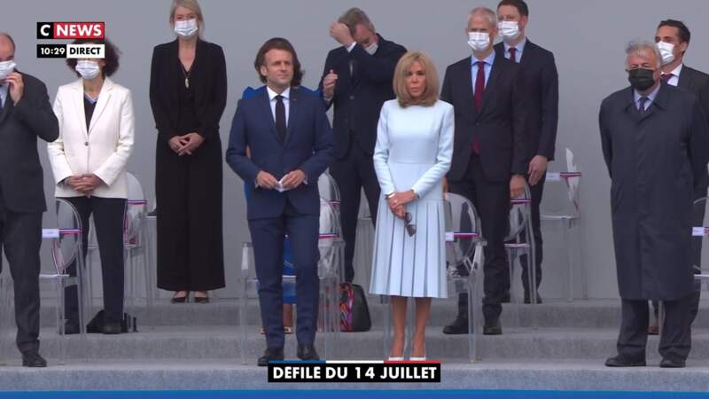Brigitte Macron, masquée, a misé sur une robe bleu pastel très élégante, ce 14 juillet 2021.