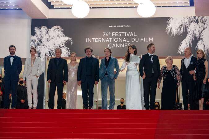 Mélanie Thierry en haut des marches du Festival de Cannes très entourée.