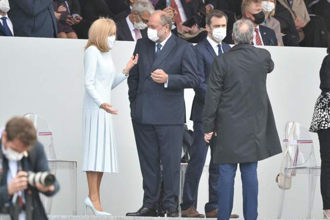Une fois encore, Brigitte Macron a soigné son look, en misant sur une robe longue plissée, pour le défilé du 14 juillet 2021.