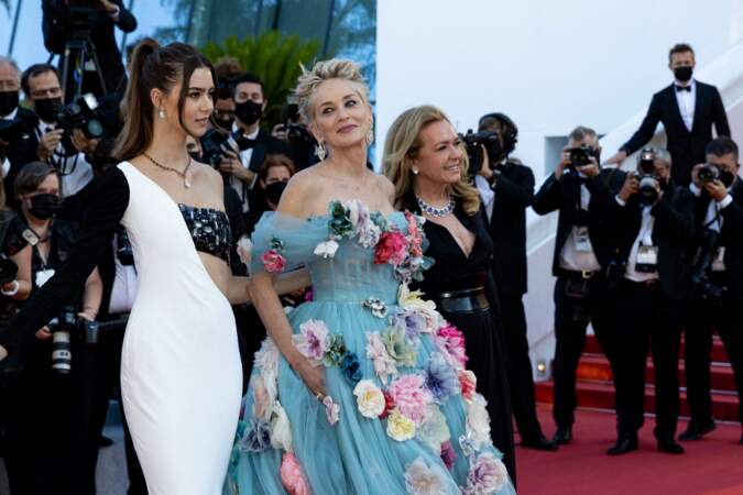 Après une arrivée de reine, Sharon Stone a pris la pose avec le mannequin Helena Gatsby en robe Tony Ward Couture et Caroline Scheufele de la maison Chopard ce 14 juillet 2021