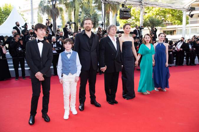 Mathieu Amalric et le casting de son film "Serre-moi fort" sur le tapis rouge du Festival de Cannes le 14 juillet 2021