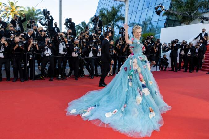 Habituée aux fourreaux de vamp, Sharon Stone était d'humeur plus romantique avec sa robe à traîne brodée de fleurs ce 14 juillet 2021