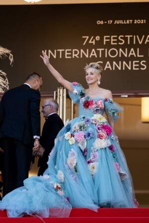 Sharon Stone en haut des marches du Palais des Festivals de Cannes le 14 juillet 2021