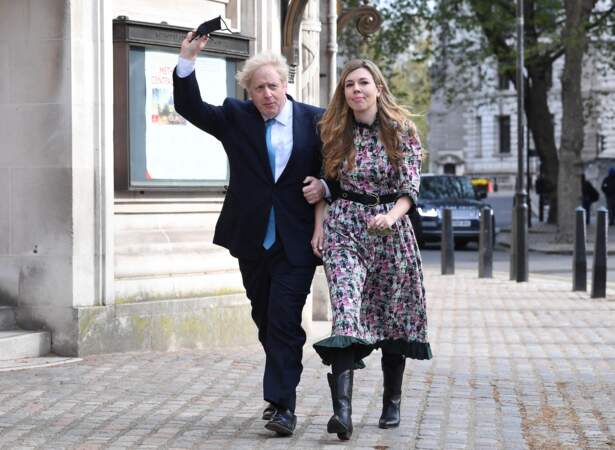 Carrie Symonds aux côtés de son mari le Premier ministre Boris Johnson à la sortie du bureau de vote lors des élections municipales, à Londres, le 6 mai 2021