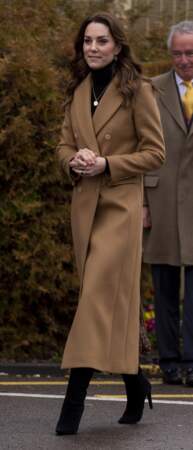 Kate Middleton adopte la tendance du long manteau camel lors de sa visite de la prison pour femmes HM Send, à Woking, le 22 janvier 2020