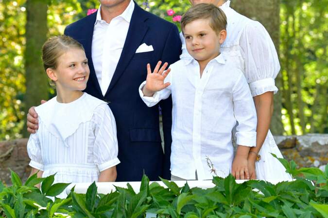 La princesse Estelle et le prince Oscar de Suède ont fait sensation lors des célébrations de la fête de Victoria au palais de Solliden à Oeland, Suède, le 14 juillet 2021.