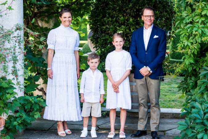 La princesse Victoria, le prince Daniel, la princesse Estelle et le prince Oscar de Suède lors des célébrations de la fête de Victoria au palais de Solliden à Oeland, Suède, le 14 juillet 2021.