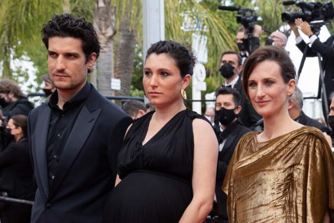 Louis Garrel, Rachel Lang et Camille Cottin ont formé un trio très élégant ce 15 juillet 2021 à Cannes.
