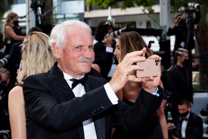 Yann Arthus-Bertrand a immortalisé sa montée des marches de la 74ème édition du Festival de Cannes avec son smartphone.