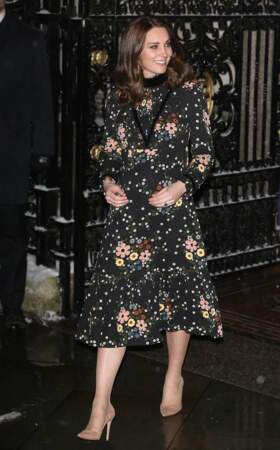Kate Middleton dans une robe midi noire à l'imprimé bucolique arrive à la National Portrait Gallery, à Londres, le 28 février 2018